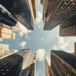 Gráfico ascendente de fundos imobiliários em alta, com setas apontando para oportunidades de investimento em dezembro de 2026 no mercado de FIIs brasileiros.