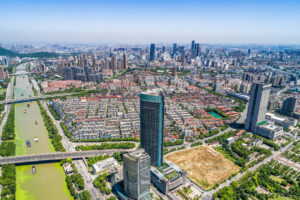 Texto alternativo (alt): Vista aérea de condomínio logístico moderno com galpões de grande porte e localização estratégica próximo a rodovias, representando o novo investimento bilionário do HGLG11 anunciado em dezembro de 2025.