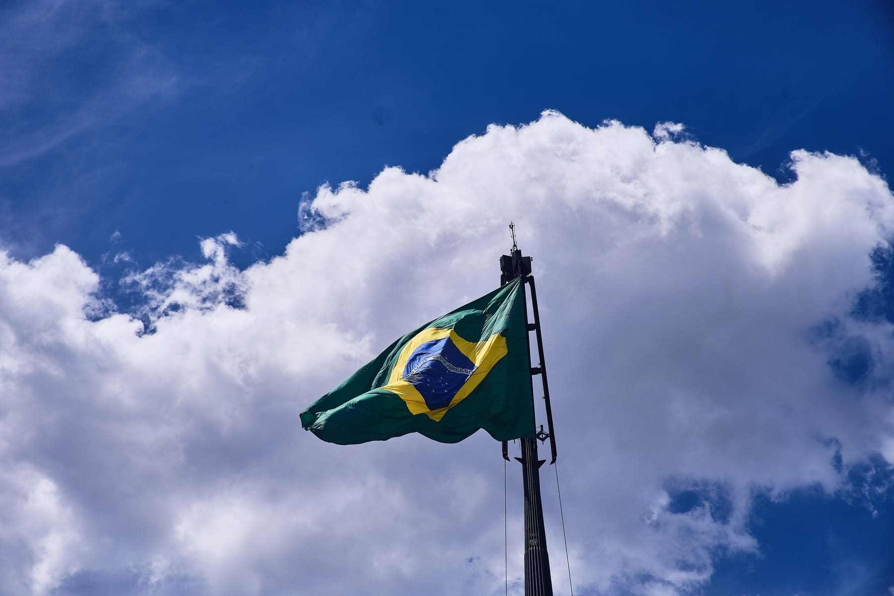 Bandeira do Brasil representando o mercado financeiro e os melhores investimentos em ações para 2026.