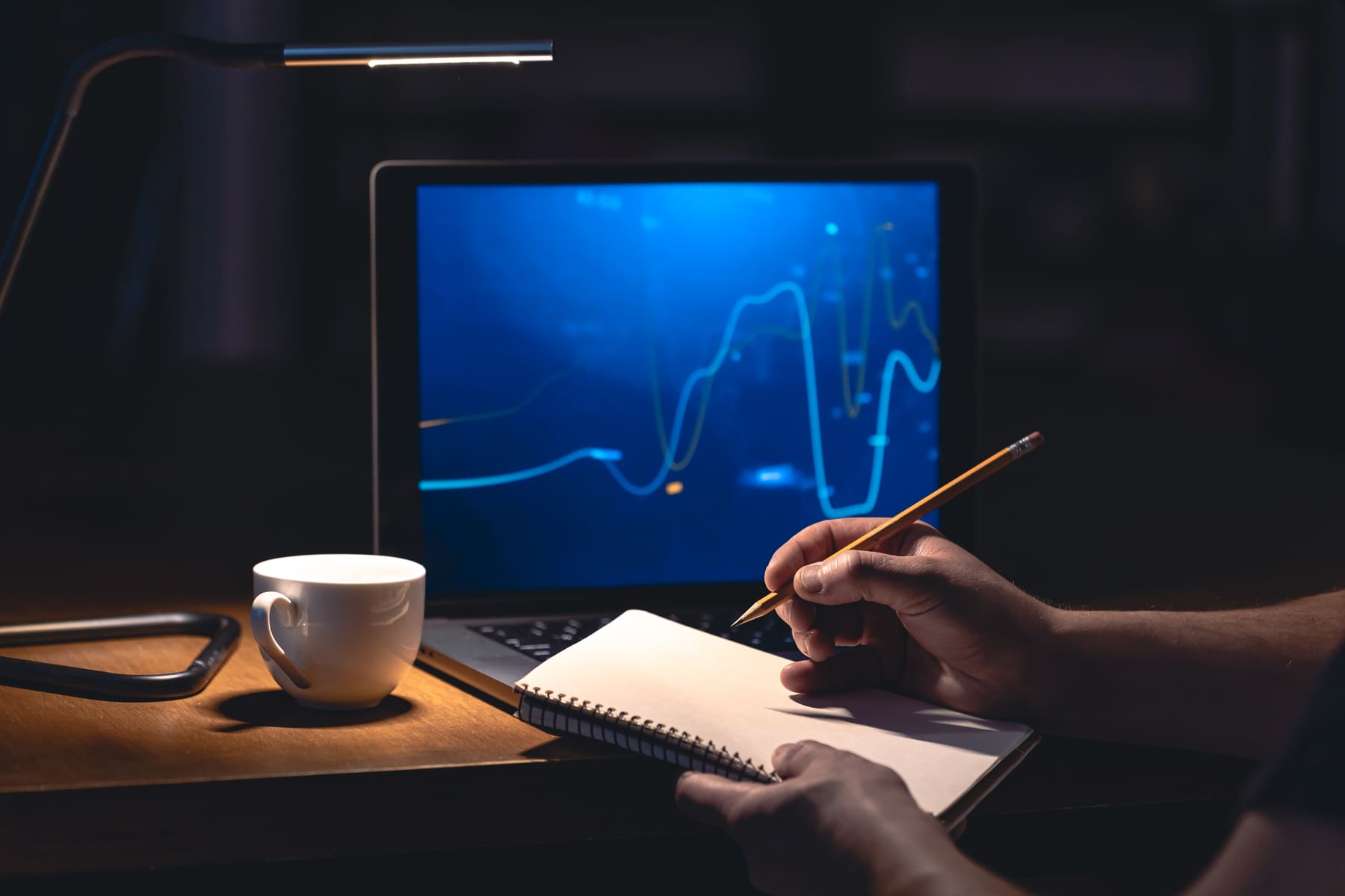 Análise de ações de dividendos no Brasil em 2026, com gráfico no notebook e planejamento de renda passiva