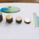 Comparação entre Tesouro Selic e Tesouro IPCA+ com moedas e gráficos representando juros e inflação