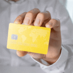 Cartão de crédito do Will Bank na mão de uma pessoa, ilustrando a quebra do banco digital em 2026 após liquidação pelo Banco Central