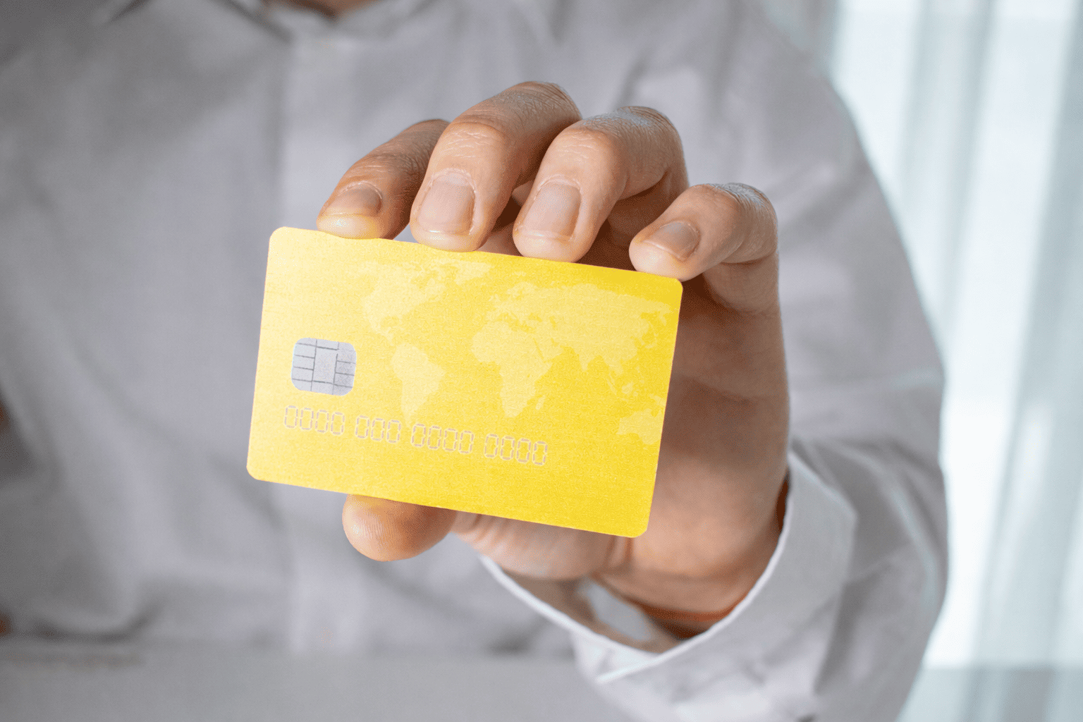 Cartão de crédito do Will Bank na mão de uma pessoa, ilustrando a quebra do banco digital em 2026 após liquidação pelo Banco Central