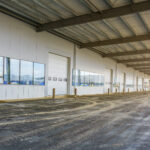 Interior de galpão logístico moderno do portfólio do fundo imobiliário XPLG11