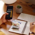 Pessoa calculando rendimentos e planejando onde investir com a Selic atual em mesa com dinheiro e calculadora