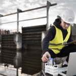 Engenheiro inspecionando estação de tratamento de água em análise sobre as ações da Sanepar SAPR4